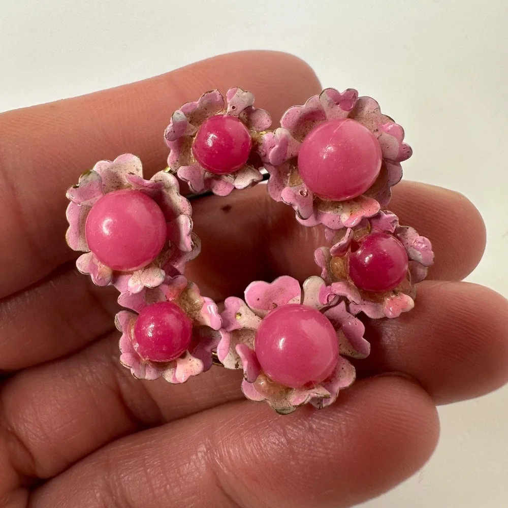 Vtg Pink Enamel Flower Wreath Brooch Gold Tone Plastic Beads Pin Spring Kitsch